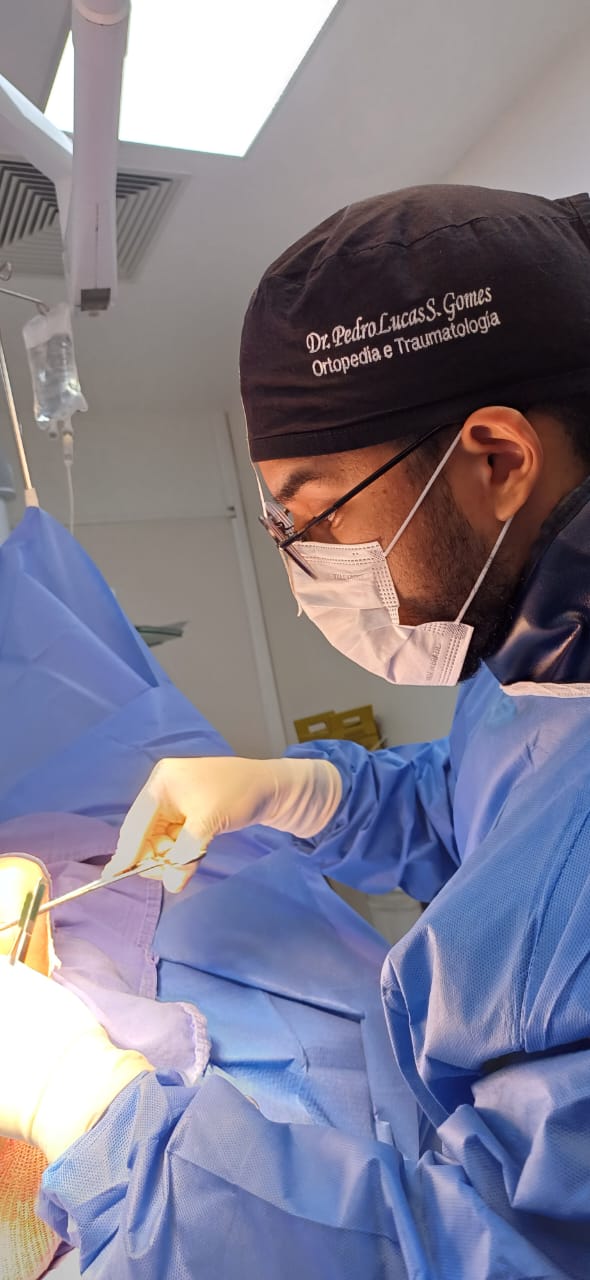 Dr. Pedro Cavalier durante procedimento em centro cirúrgico